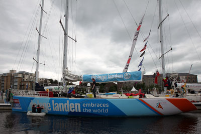 LE Graphics repairing Graphics on the Clipper Yacht De Lage Landen